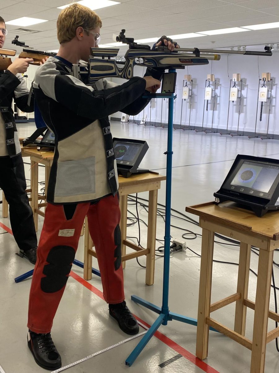 Junior Eli Kopp aiming at a competition